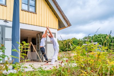 Bei schönen Wetter Yoga im Grünen üben