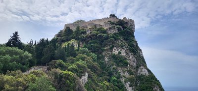 Die Festung Angelokastro thront über der Insel