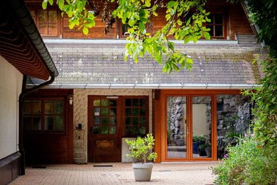 Treten Sie ein in das Steinweiden Retreat Center