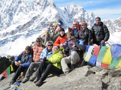 Gruppe Menschen in Winterkleidung im Himalaya-Gebirge
