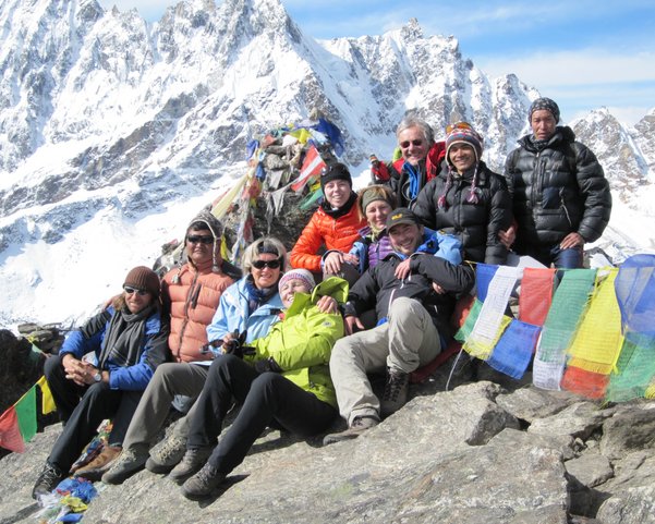 Gruppe Menschen in Winterkleidung im Himalaya-Gebirge