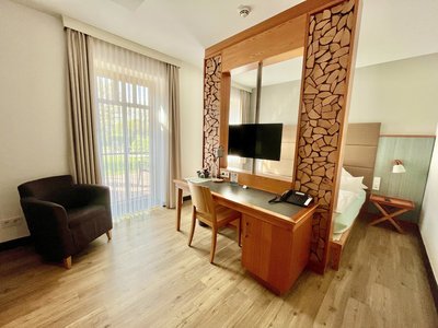 Die Zimmer überzeugen mit Naturholz und sanften Tönen
