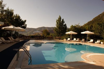 Entspannen Sie am Pool des Seminarhauses Lykia mit Blick auf die hügelige Landschaft         