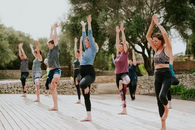 Eine Yogagruppe genießt die Yogaplattform der Yoga Finca Son Mola Vell.