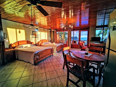 Lichtdurchflutetes Zimmer mit Meeresblick