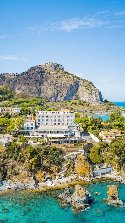 Das Hotel Kalura liegt traumhaft an der Küste Italiens