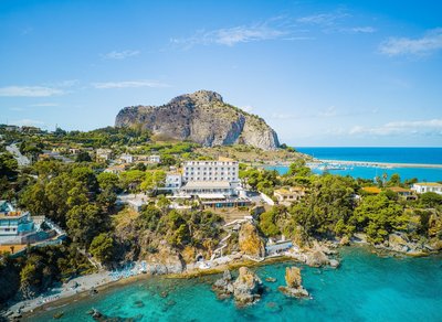 Das Hotel Kalura liegt traumhaft an der Küste Italiens