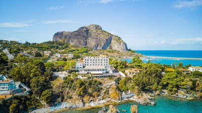 Das Hotel Kalura liegt traumhaft an der Küste Italiens