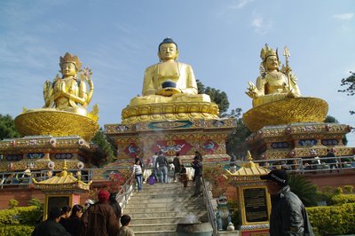 Goldene Statuen in der Nähe der Swayambunath Stupa in Kathmandu, Nepal