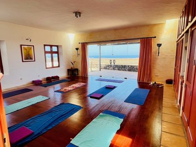 Yoga üben im im hellen Yogaraum