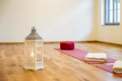 Erleben Sie wohltuende Yoga-Einheiten in dem wunderschönen Seminarraum