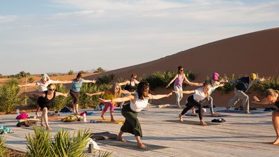Yoga üben auf der Yogaplattform