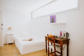 Das helle Zimmer für die Kursleitenden auf der Finca