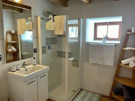Das moderne Badezimmer der Ecolodge