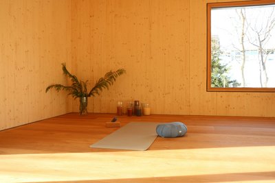 Der gemütliche Yogaraum lädt zum Üben ein