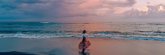 Frau Tanz am Strand bei Sonnenuntergang