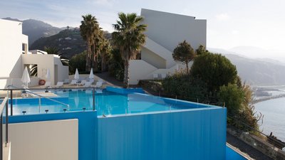 Am Pool des Hotel Estalagem können Sie die warmen Sonnenstrahlen genießen