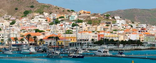 Die Hauptstadt Praia an der Südküste der Insel Santiago