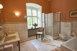 Badezimmer Zimmerkategorie "Schöne Aussicht" Badezimmer Zimmerkategorie "Schöne Aussicht"