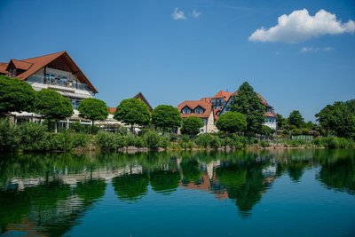 Die grüne Landschaft spiegelt sich im See