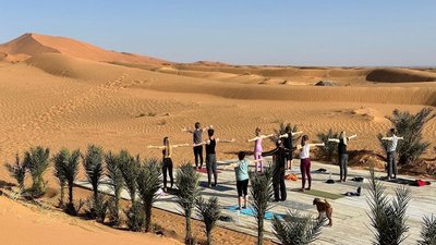 Gemeinsam Yoga üben in der Wüste Gemeinsam Yoga üben in der Wüste