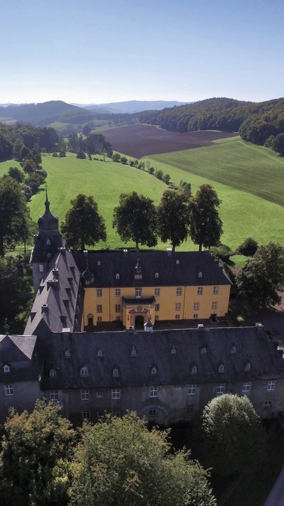 Viele verwunschene Wege führen durch den Wald und das weitläufige Tal.