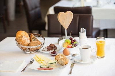 Das reichhaltige Frühstück im Hotel Vier Jahreszeiten lässt keine Wünsche offen 