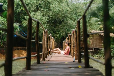 Entspannen auf der Brücke im weitläufigen Garten des Ashiyana - Natur pur genießen