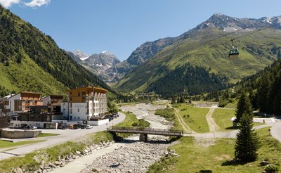 Blick auf das Hotel und die umliegenden Berge