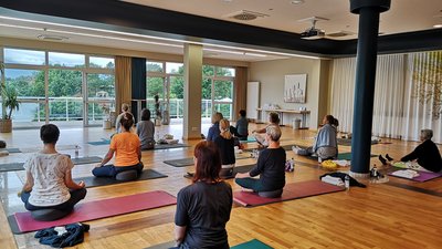 Gemeinsam meditieren im Seehotel Niedernberg
