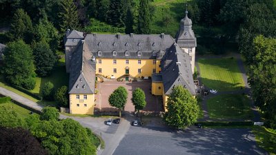 Das Schloss Melschede ist ein Wasserschloss in Hövel, einem Stadtteil von Sundern im Sauerland Das Schloss Melschede ist ein Wasserschloss in Hövel, einem Stadtteil von Sundern im Sauerland