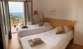 Zimmer mit Blick in die bergige Landschaft Zimmer mit Blick in die bergige Landschaft