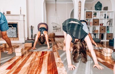 Mit Gleichgesinnten Yoga üben