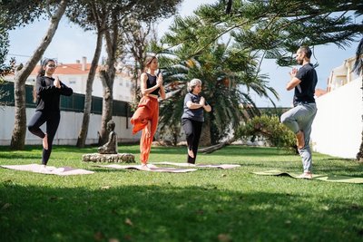 Gemeinsam im Garten Yoga üben