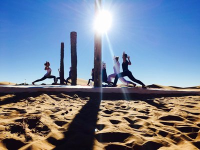 Mit Yoga in der Wüste im hier und jetzt ankommen