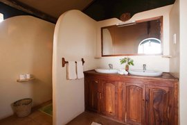 Das Badezimmer in der Kirurumu Tarangire Lodge