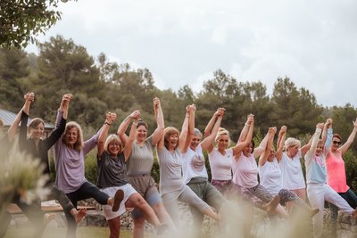 Morgens und Abends in der Gruppe Yoga praktizieren