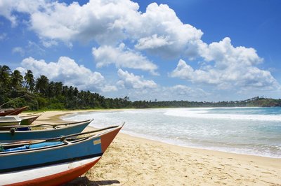 Typische sri lankische Fischerboote zieren den weiten Sandstrand des Talalla Retreats