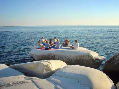 Gemeinsam auf den weißen Felsen am Strand von Zypern Yoga üben - Herrlich