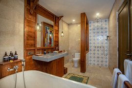 Das Badezimmer der Premiere Suite Das Badezimmer der Premiere Suite