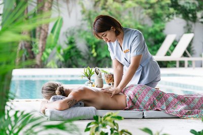 Entspannen Sie bei der Massage im Samahita Retreat