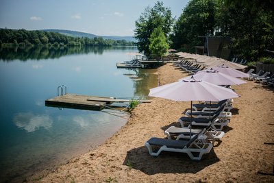 Ein Sandstrand am Ufer des Sees lädt zum schwimmen gehen ein