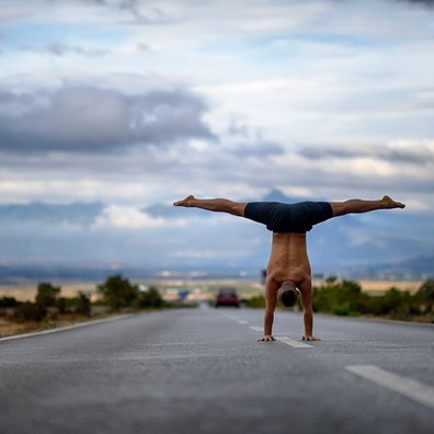 Kräftigende Yogaübungen sind überall möglich