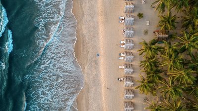 Blick aus der Vogelperspektive auf den Strandabschnitt des Nattika Beach Resorts