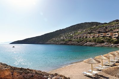Kristallklares Wasser in der Bucht des Daios Cove