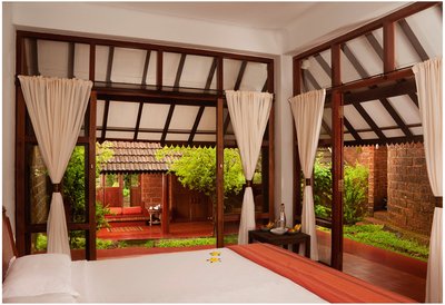 Die Zimmer im SwaSwara Ayurveda Resort sind mit warmen Holztönen versehen