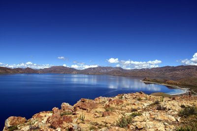 Genießen Sie die wunderschöne Aussicht auf den Yamdrok See