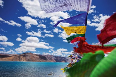 Gebetsfahnen sind im tibetischen Kulturraumes an jedem Bergpass und auf jedem Gipfel zu finden