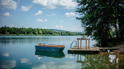 Genießen Sie eine Bootsfahrt auf dem idyllischen See
