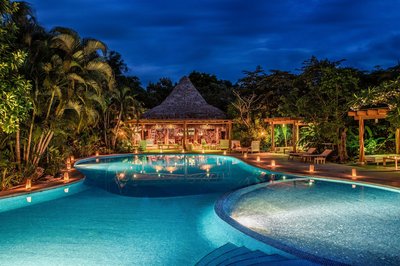 Der Pool des Cala Luna Hotels bei Nacht